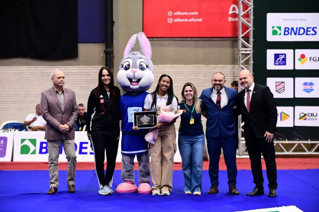 FGJ rende homenagem na aposentadoria de Ketleyn Quadros